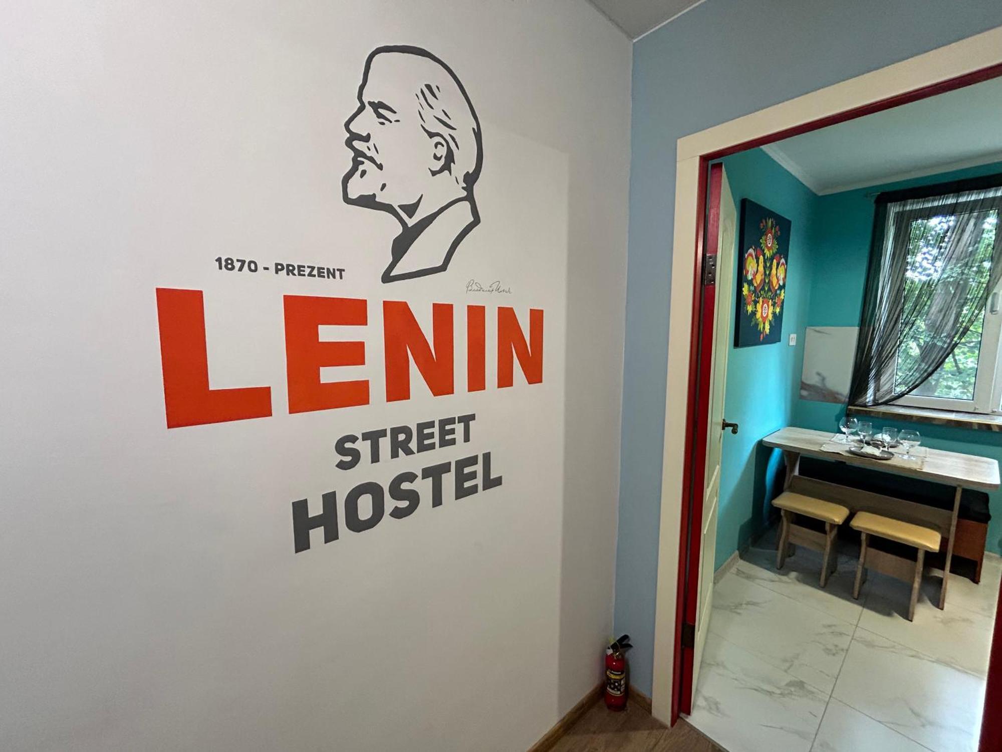 Lenin Street Hostel & Tours ティラスポリ エクステリア 写真